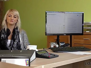 Půjčka 4k. Katy Růže, una chica brillante y peluda, obtiene dinero despué_s de tener relaciones sexuales con un agente